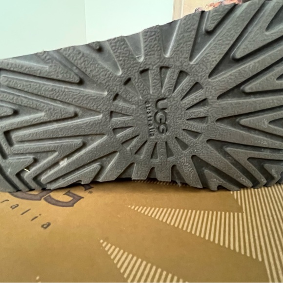 Authentic UGG Bailey Button Chocolate Brown Size 7. In great condition - Picture 11 of 12